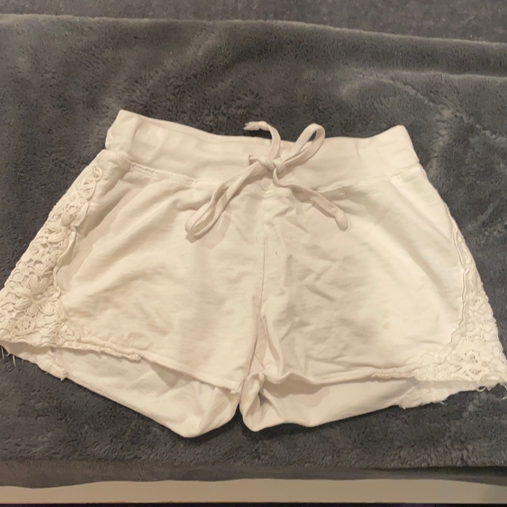 T2 LOVE WHITE LACE SHORTS